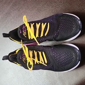 Like New Mens Nike Air  270s